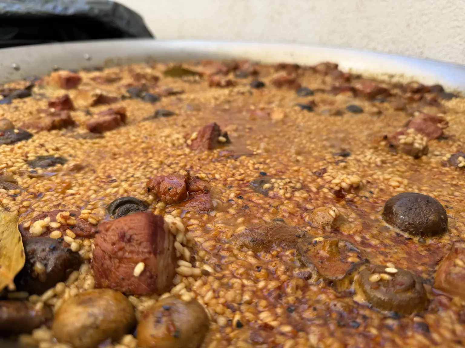 Detalle del arroz de costillas y champiñones de Can Arrocet