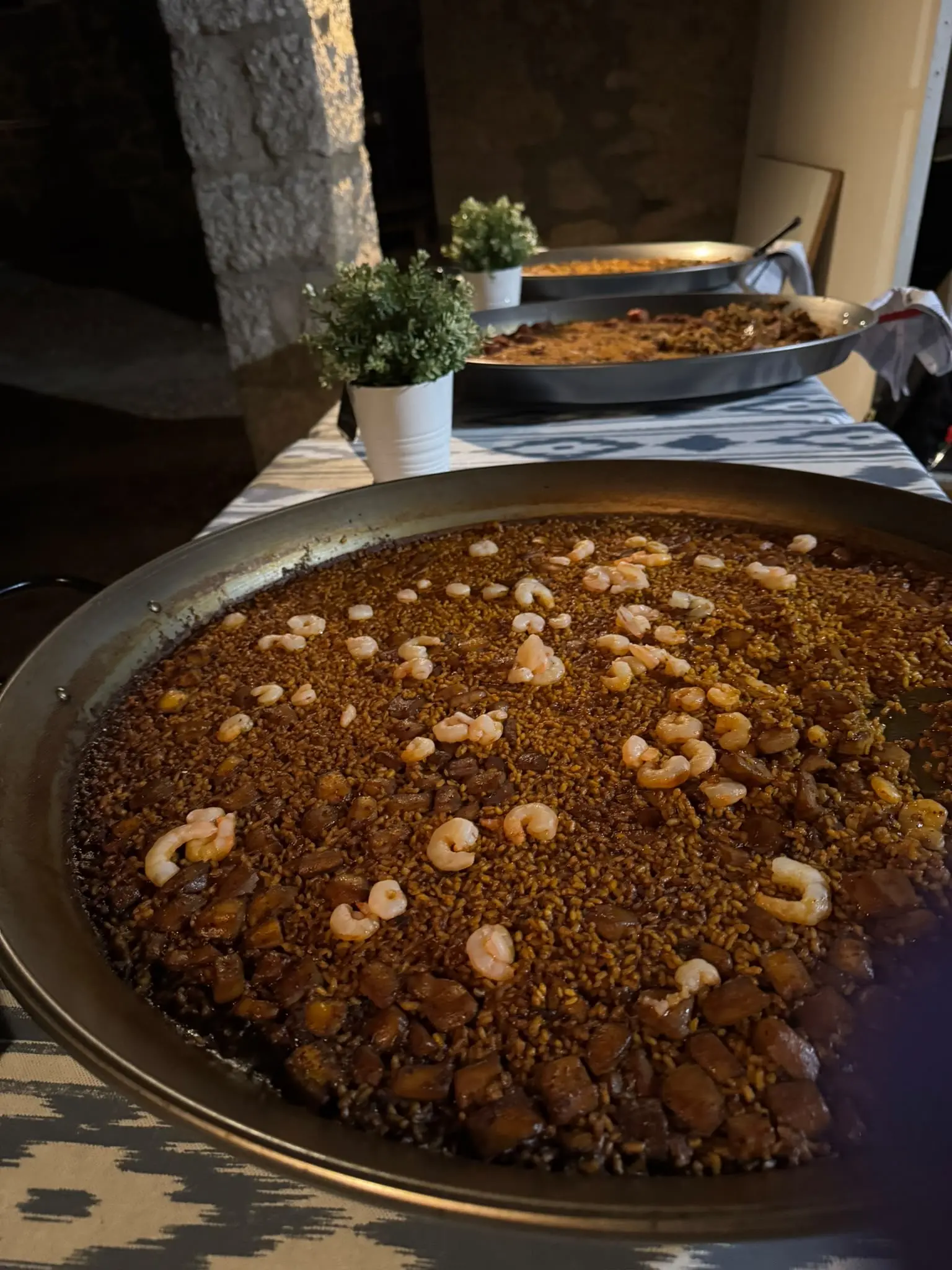 Paellera de arroz del Senyoret con marisco pelado
