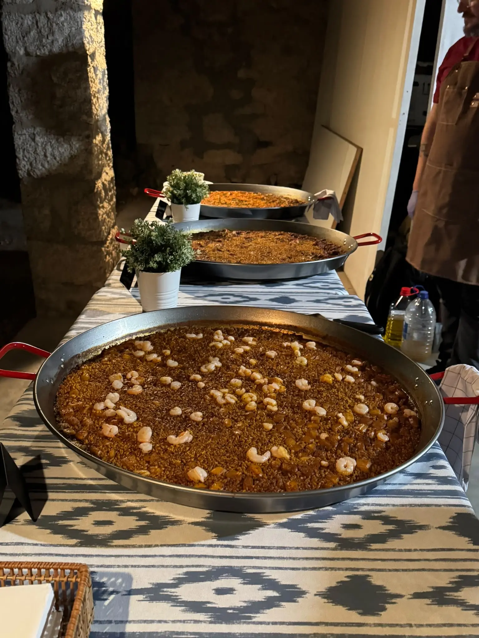 Selección de arroces de Can Arrocet servidos en paelleras para un evento